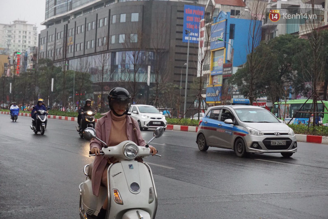 Hà Nội mưa phùn, các tuyến đường thông thoáng trong ngày đi làm đầu tiên của năm mới Mậu Tuất Hà Nội mưa phùn, các tuyến đường thông thoáng trong ngày đi làm đầu tiên của năm mới Mậu Tuất